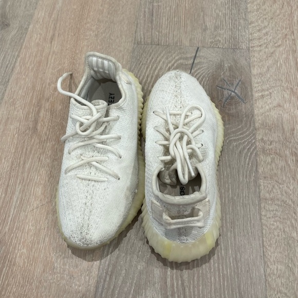 Yeezy Shoes - Picture 2 of 4